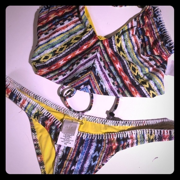 Ale Bikini - Picture 1 of 10